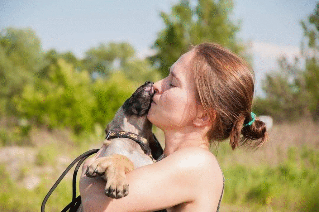 Maja przytula się z psem