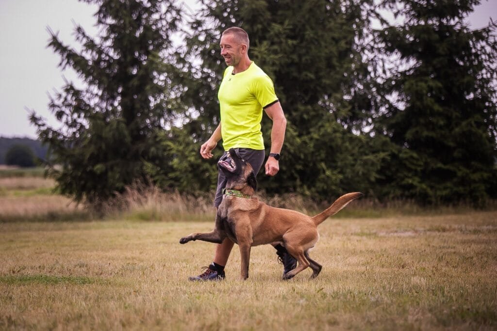 Patryk z psem, który chodzi przy nodze