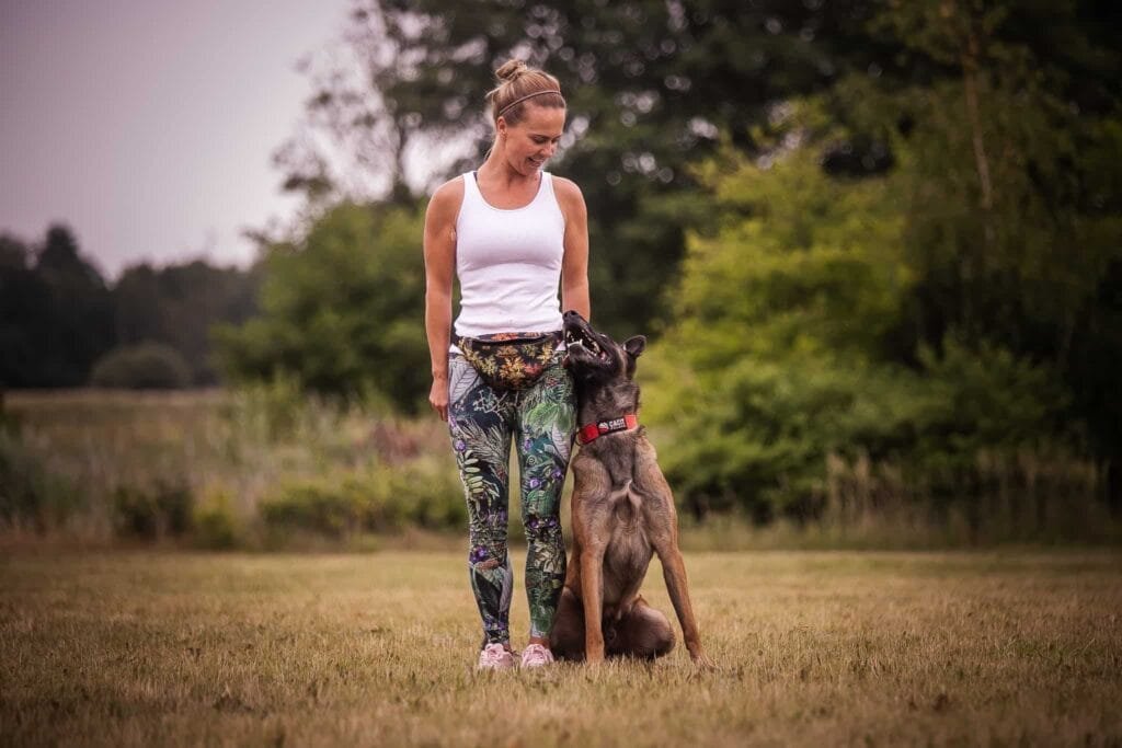 Maja z psem patrzą się na siebie