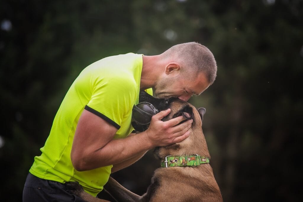Patryk całujący psa po głowie