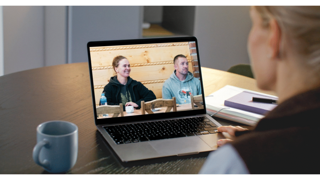 Instruktorzy na ekranie laptopa podczas prezentacji