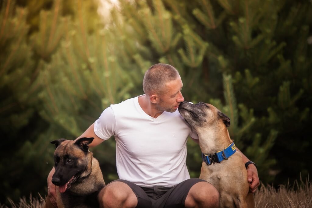 Malinois daje buzi właścicielowi